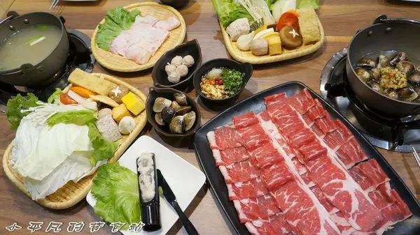 《台中/北屯區/火鍋》瀧厚鍋物 台中東山店◎不是好肉不上桌，厚切肉片就是王道◎爆多肥美的蛤蜊＆白泡泡、幼咪咪（亞洲唯一氣冷雞）的無骨雞腿◎有夠蝦的（蝦比漿多）手工蝦◎小平凡/美食篇◎