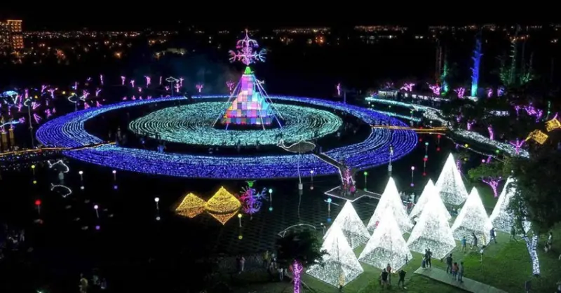 宜蘭新打卡點｜2018宜蘭奇幻耶誕村～夢幻系20米禮物聖誕樹、月亮盪鞦韆、燦爛聖誕雪樹、旋轉木馬、發光蹺蹺板、兒童遊戲區。