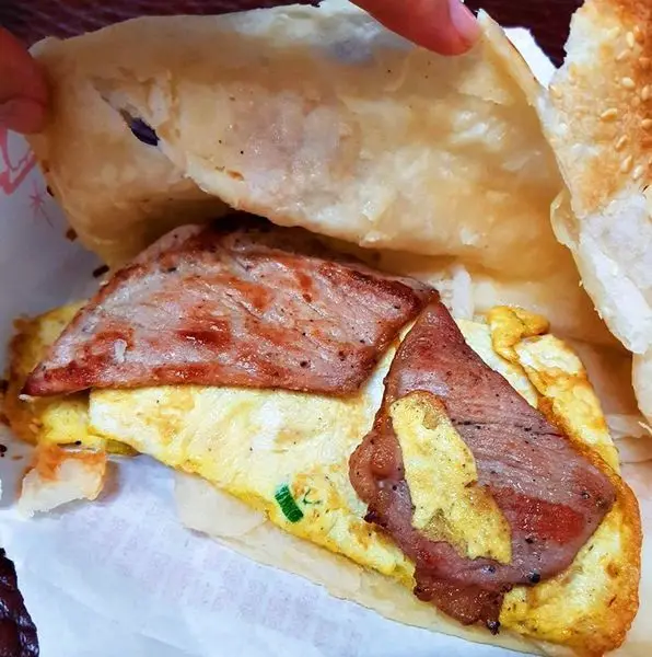 彰化市 北方早點 [食尚玩家推薦] 好吃的早餐~ 燒餅跟油條都好讚~ 豬排葱蛋夾燒餅好好吃哇! 給你健康感跟滿足感 (近三民市場)