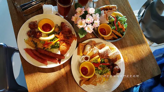 D&D咖啡。手作古巴三明治。酷酷巴士司機and黃色貨櫃打卡牆記得拍喔~