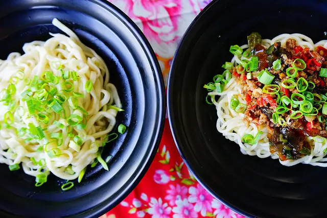 台中美食~鮮見麵 手工現桿現點現做的平價麵點 什麼料都沒有的沒麵連日本朋友都愛 小籠湯包、牛肉捲餅、餡餅、鍋餅通通都推薦