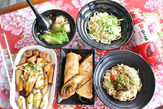 大里平價美食推薦。#鮮見麵。堅持現點現做的餅食，（小籠包、捲餅、餡餅），Q彈帶勁。簡單的麵條加上蔥花與豬油拌麵，就能讓人吃的津津有味