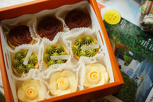 台中生日蛋糕推薦~Chungci Bakery寵烘焙工作室陪你一起走花路 小花生日的客製花卉裸蛋糕  檸檬塔 抹茶小塔 70%巧克力塔的組合也好美唷^^