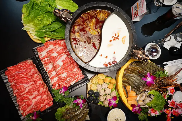 彰化美食推薦～天鼎鍋物 中國宮廷式的古典建築裏大啖健康天然頂級美食 愛吃肉肉的推薦極光牛大胃王套餐 兩大盤極光牛全部位肉山超滿足 不想吃鍋也可以在小橋流水涼亭裡喝咖啡唷！