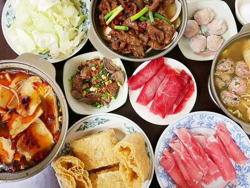 渝香庭火鍋-台中北區特色鍋物  親親戲院旁重慶川味單人鍋  每鍋的料多到滿出來  目前推出吃道飽方案              