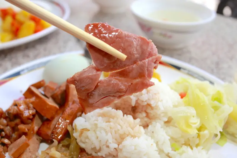 吃。台南|南區。網路查無資訊，美味又超值的便當店「富成燒肉飯」。