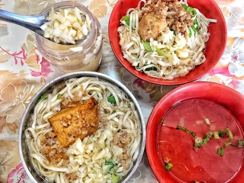 【 台南 ‧ 仁德區 】二空魏媽媽隱藏版麵店 飄香多年的古早眷村口味 獨家特製大蒜/俗嘎大碗的麵是在地人最愛的早餐