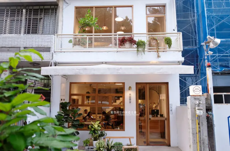 新竹美食│皿富器食-白色系清新有質感定食料理，小農食蔬入菜，新竹巨城附近 - 藍色起士的美食主義