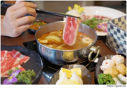 台中首創薑母鴨搬進火鍋店，還可以玩扭蛋！！