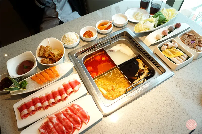 海底撈火鍋 HaidilaoTaiwan。台中北區超人氣四川麻辣火鍋，四格湯底，多樣化選擇，還有變臉秀、撈麵表演!