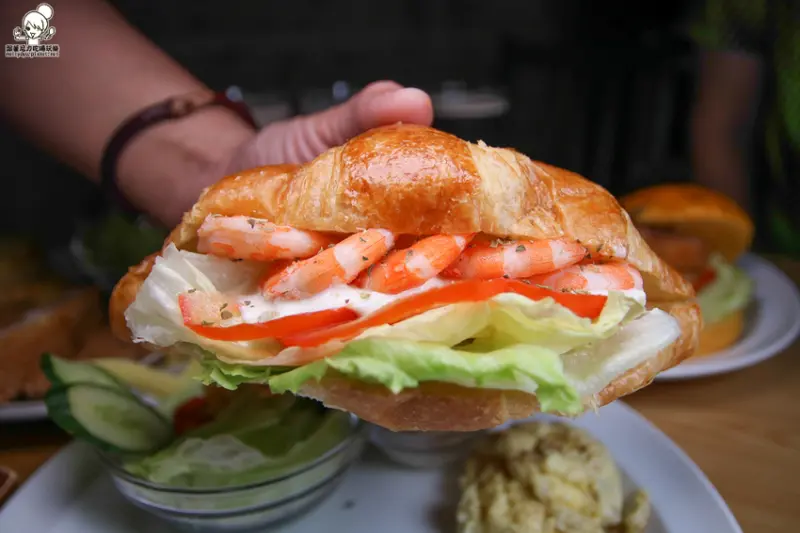 早午餐一定要很澎派的初食BRUNCH早午餐 X 招牌必點厚切豬排、蝦蝦塔可頌、泡菜檸檬雞捲餅