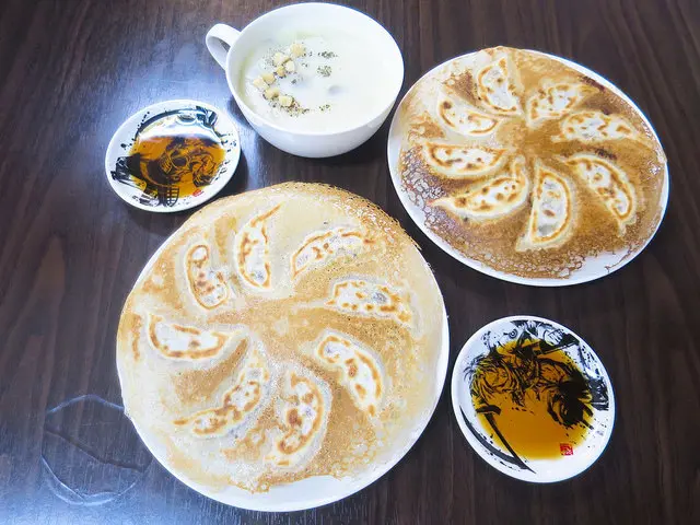 【台南美食】餃子雷達，現煎雪花燒餃，底層酥脆、內餡飽滿，店內還有滿滿七龍珠收藏!