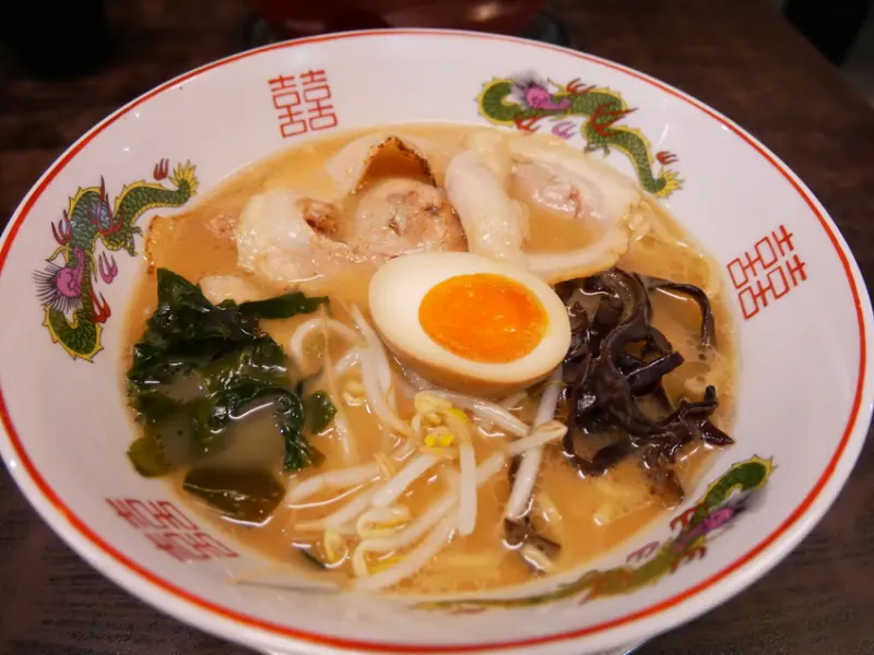 【台東 · 市區】鐵花村附近的拉麵小店，浴火後的叉燒&外酥內嫩的唐揚雞都有夠好吃 | 哈拉麵