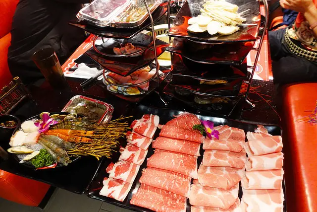 (胖樺食記)小蒙牛頂級麻辣養生鍋 汐止店/遠雄廣場二樓有停車場/火烤兩吃攻略/和牛天使紅蝦草蝦牛舌哈根打使曠世奇派吃到飽/月底前三人同行送玩偶