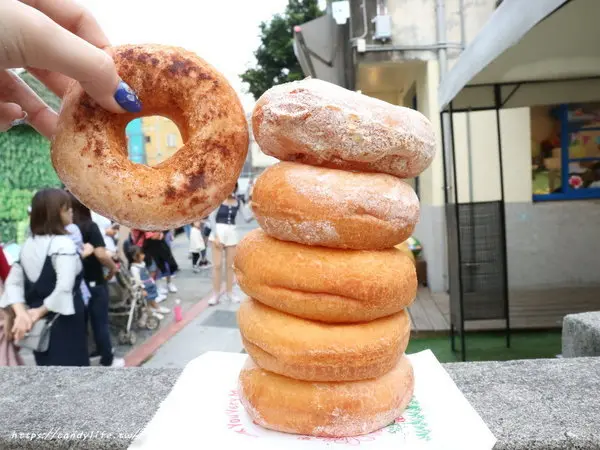 台中美食│海嘯吧！小米甜甜圈〃一中街也吃的到超夯的小米甜甜圈囉！              