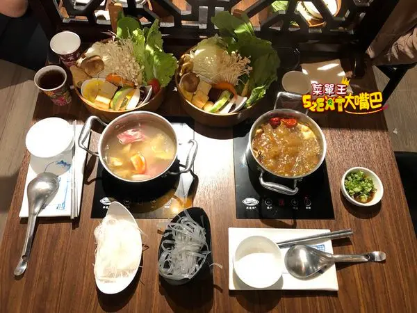 台中文心秀泰美食》這一小鍋菜單價位大公開！一個人也能爽爽吃的復古文青風火鍋～台中南屯美食必吃小吃餐廳推薦。