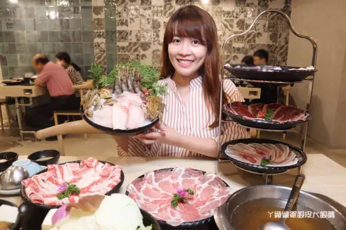 新竹巨城附近火鍋推薦湯作鍋物！招牌剝皮辣椒雞湯、特色佐醬及高檔好吃的肉品 - ㄚ綾綾單眼皮大眼睛