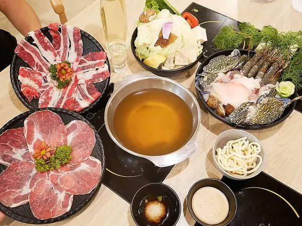 湯作鍋物 - 新竹市東區小火鍋推薦，清爽湯頭搭配新鮮肉品和海鮮，新鮮度最能禁得起考驗，特調醬汁太好吃，用來拌麵也超對味