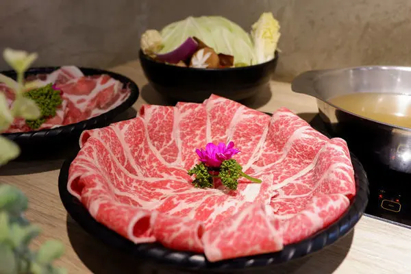 【食記】新竹・東區｜湯作鍋物・文青火鍋，使用原型食材的健康天然鍋物。必點招牌剝皮辣椒雞湯（內文有完整菜單）｜新竹巨城附近火鍋、新竹火鍋