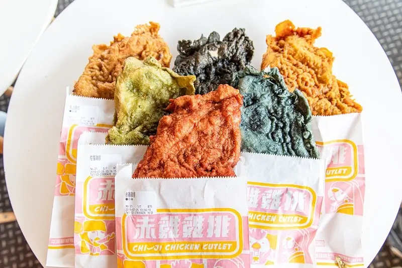 【台北捷運美食】【台北車站美食】赤雞雞排.推紅色(川香)、黑色(酒鬼).六彩雞排