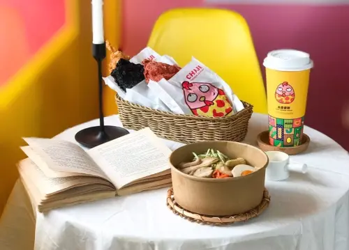 彩色雞排大家都吃過了嗎？來雞排店吃涼麵就對了 ● 赤雞雞排  |  台北中正美食