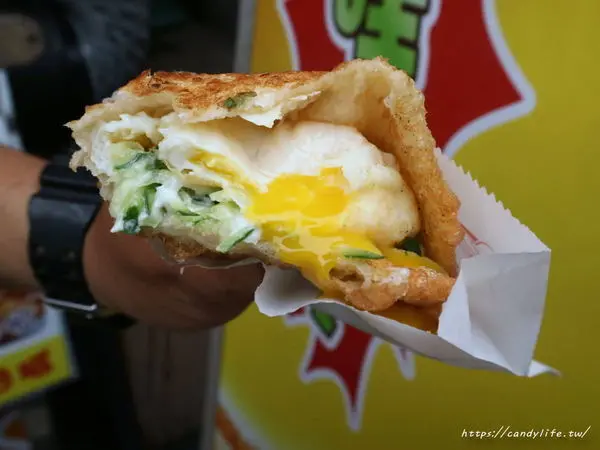 台中美食│哇炸炸蛋蔥油餅〃忠孝夜市必吃小吃，外酥內Q的蔥油餅，咬下去還會大爆漿呢～              
