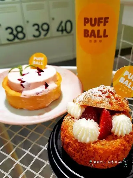 【台中】酷炫的裝潢，以網球場概念為設計風格，吸引人群目光，連泡芙球都被當成網球了，樣子實在可愛，PUFF BALL泡芙球位再精明商圈