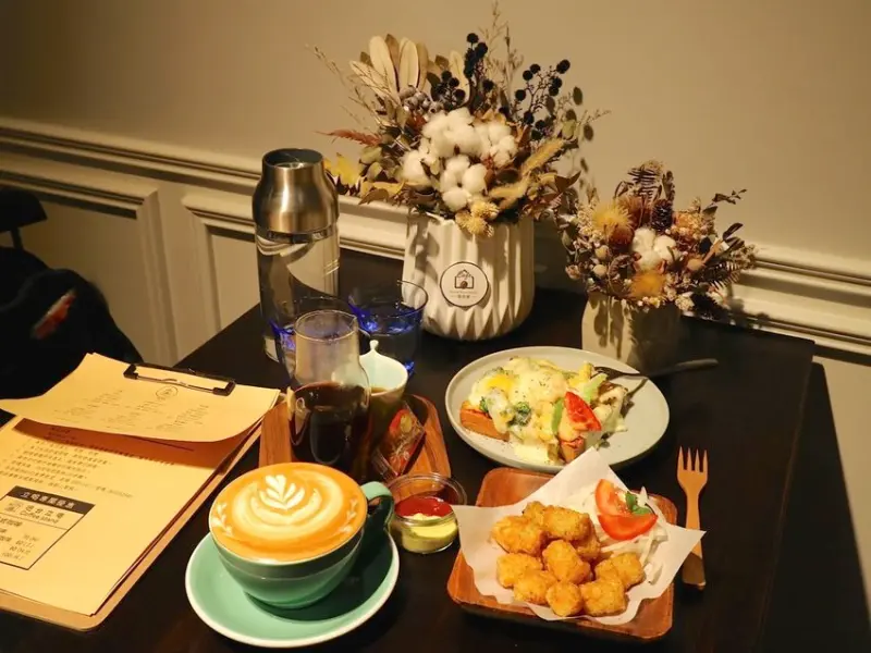 有邑家 Home from Home Cafe：台南質感咖啡店推薦，不提供糖包與奶精的咖啡店｜近台南花園夜市 - 進食的巨鼠