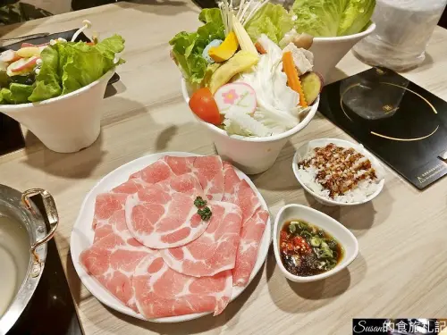 高雄美食|青木堂。邵雨薇推薦文青風火鍋，餐點貼心份量分級可以小鳥胃也可以豐足食，內用飲料、明治冰淇淋無限取用  完整菜單