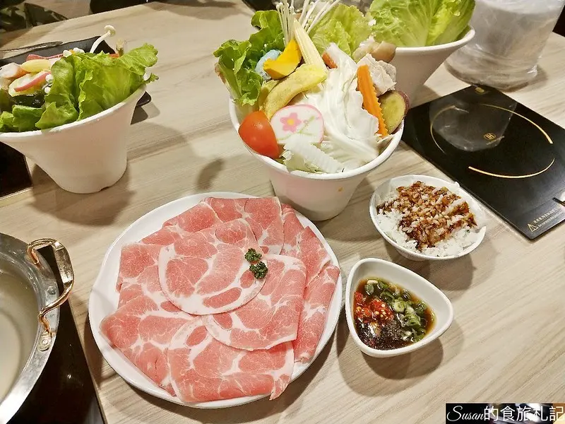 高雄美食|青木堂。邵雨薇推薦文青風火鍋，餐點貼心份量分級可以小鳥胃也可以豐足食，內用飲料、明治冰淇淋無限取用  完整菜單