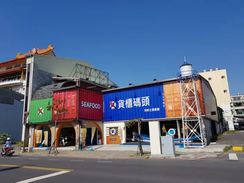 【台南龍蝦】貨櫃碼頭 ｜ 安平區  海鮮主題  特色餐廳 ｜ 豐富的雙人海鮮套餐只要1088元起 ｜ 各種優惠等你來拿！