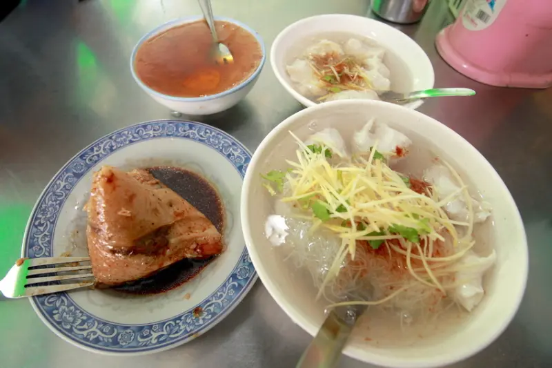 吃。台南|北區。在地特色美食，令人回味的小吃「千上碗粿」。