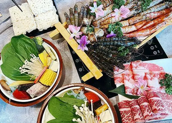 新竹火鍋推薦│真是「太蝦了」上官木桶火鍋-竹北店，巨無霸甜蜜海鮮痛風船，海鮮、和牛、龍蝦，一次吃到六種不同蝦蝦超滿足，場地廣、座位多，尾牙團體聚餐好地方。