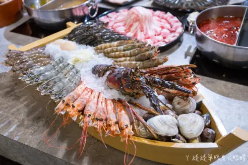 霸氣浮誇的甜蜜痛風海鮮船，堆得跟小火山一樣的肉盤！挑戰大胃王套餐！ 新竹竹北火鍋推薦上官木桶鍋- ㄚ綾綾單眼皮大眼睛