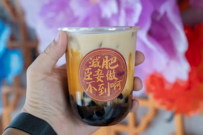 台南飲料 回春堂黑糖珍奶｜貴妃欽點的飲品 手炒黑糖香氣十足 超好拍的人氣飲料店 · 算命的說我很愛吃