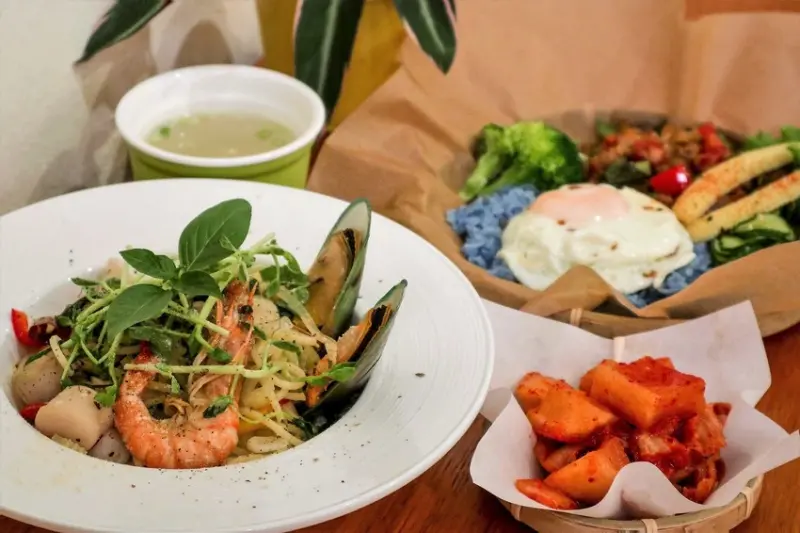 新北三重｜餓貓等一下～與貓狗共饗一人廚房慢時光，寵物友善店的限量辣爽打拋豬（捷運三重站）～