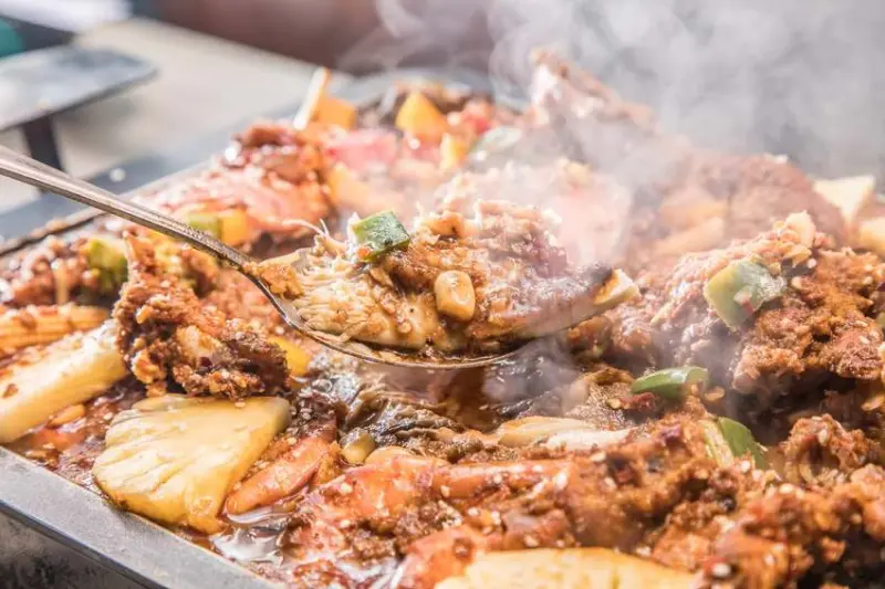 [新竹市]新竹美食推薦，麻辣鮮香重慶烤魚，還有創意澎湃的無菜單料理！海の貨海鮮料理 - 大手牽小手。玩樂趣