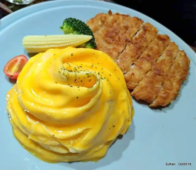 (台北捷運板南線市政府站附近美食)「Out of Office 不在辦公室咖啡館」--- 我不在辦公室，就在這裡享用美味飲品與早午餐，不限時歡樂好聚所!