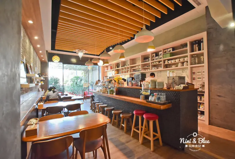 東麗風店茶花咖啡 |台中南屯咖啡館，就算從門口路過也不會發現的超級秘境美食 Nini and Blue 玩樂食記