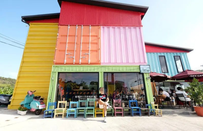 苗栗景點│彩色貨櫃屋7-Eleven龍躍門市-苗栗IG打卡景點，繽紛貨櫃小7好吸睛 - 藍色起士的美食主義
