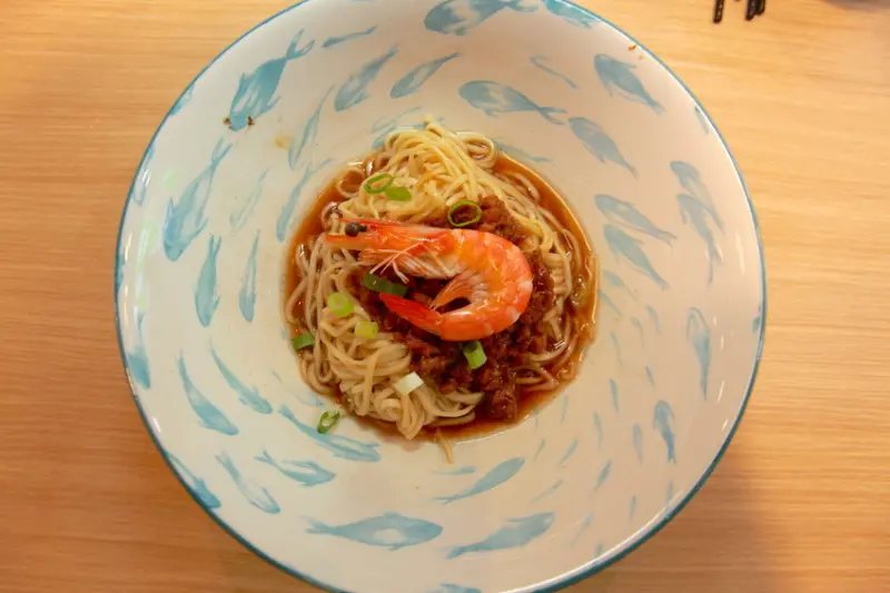 吃。台南|南區。傳承台南在地美味，用餐環境超級舒服，餐點CP值稍微偏低「洪貴人肉燥麵」。