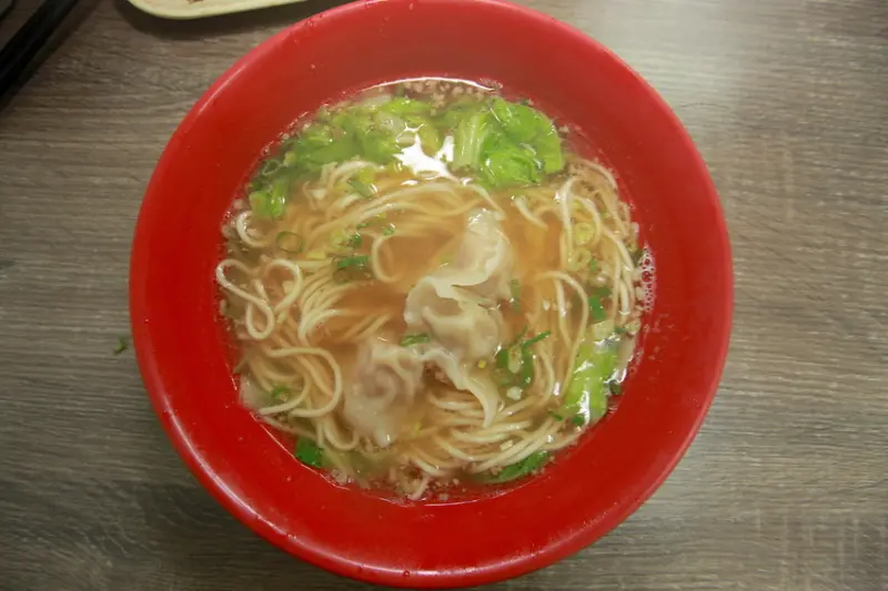 吃。台南|東區。傳承安平啞巴乾麵的美味，餐點美味定價稍微偏高「江鎮麵館」。