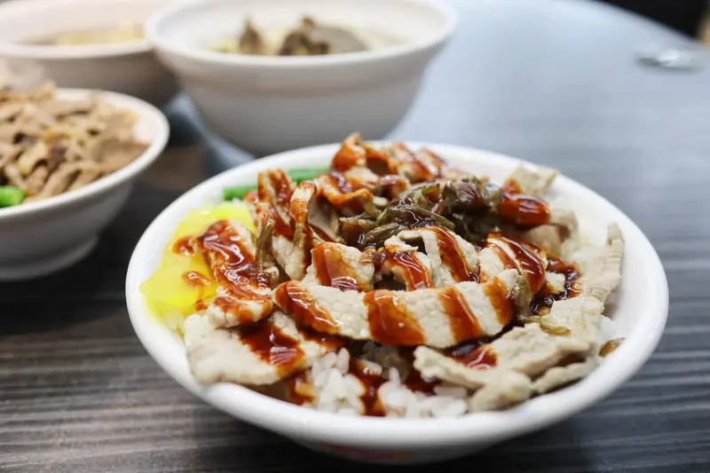 (中和區美食)鐘予原味當歸鴨-仁愛店,近南勢角站,興南夜市,溫潤當歸湯底內用可免費加湯,30元就可以吃到美味的鴨肉飯