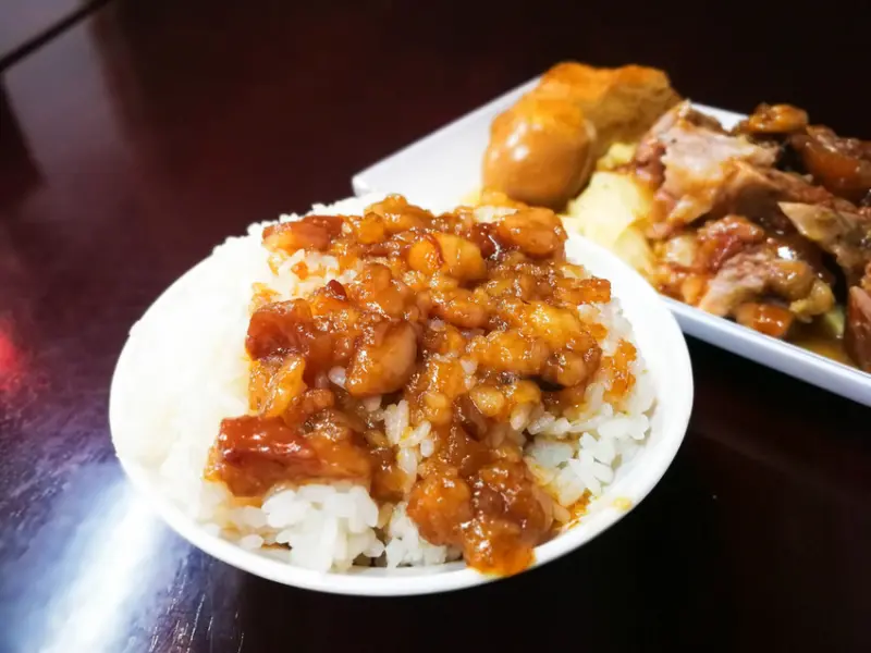 銘記豬腳新海店,入口即化的滷肉飯