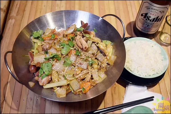 台中首見四川干鍋平價小吃。蘇氏香鍋。 四川麻辣老油爆炒銅板價鍋料        
      