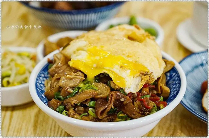 金爌爌肉飯║台中超夯文青小吃，今天來碗特別的大腸肉燥飯，顛覆傳統，特製手工辣椒必加，吃一碗絕對不夠！