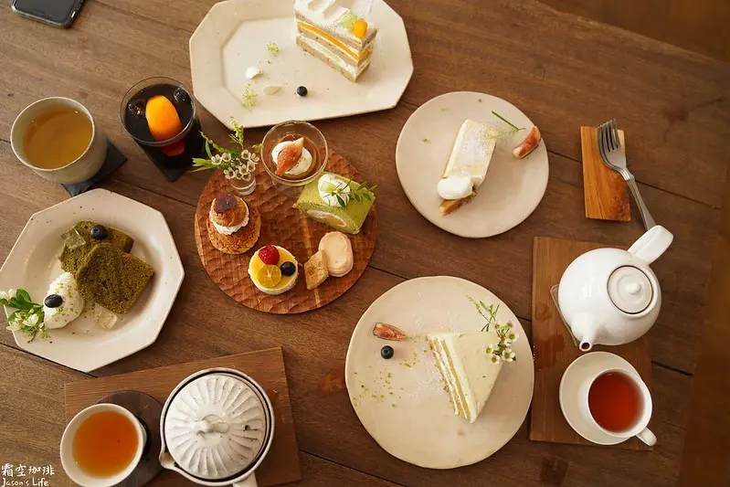 【嘉義西區│美食】霜空珈琲。嘉義下午茶推薦，長廊隱密咖啡廳，簡約優雅風格，精緻點心盤、水果戚風極力推薦