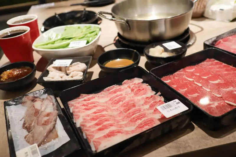 (西門捷運站)馬辣集團另一新品牌-東吉水產超市火鍋-自助吧吃到飽只要60元,牛丼,冰淇淋,飲料,泡麵隨你吃到飽