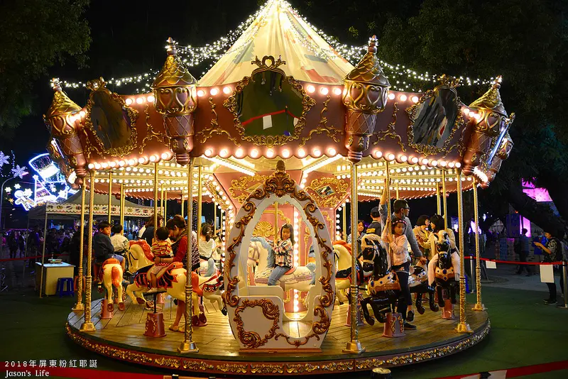 【屏東市│景點】2018年屏東粉紅聖誕來襲，旋轉木馬、巨型球池讓小孩玩得不亦樂乎。屏東公園