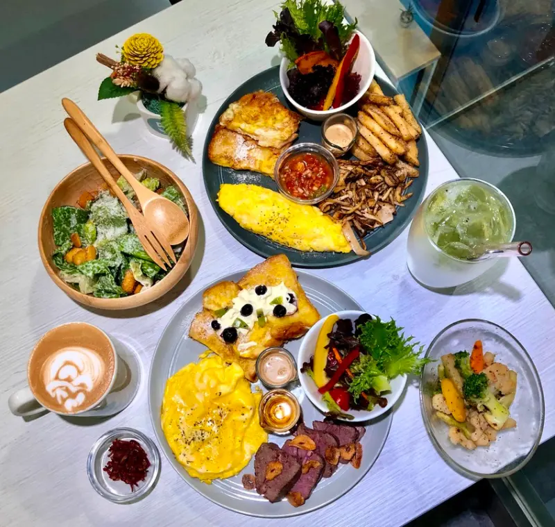 台中 ‧ 南屯區 | Chow Chow Cafe 巧巧咖啡 | 文心森林公園斜對面的輕食咖啡廳，明亮樓中樓空間~有提供包場服務，主打單品咖啡及輕食下午茶、早午餐，商業午餐百元有找